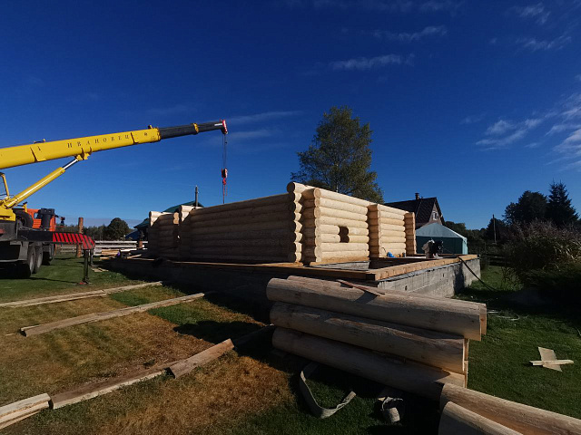 Собираем сруб дома на берегу реки Волги вблизи города Твери.
